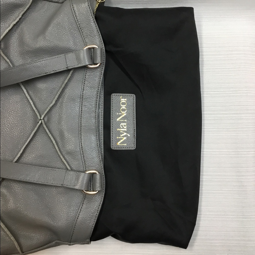 Lovely Nyla Noor Gray Tote. - Picture 3 of 4